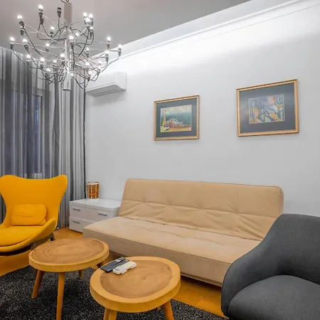 Luxurious 2 Bd Flat Near Ndk Apartment