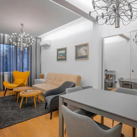 Luxurious 2 Bd Flat Near Ndk Daire